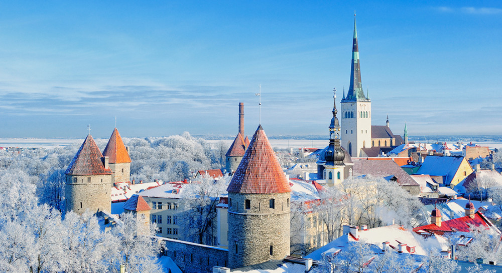 Åk på julbordsresa till vackra Tallinn, här i vinterskrud!