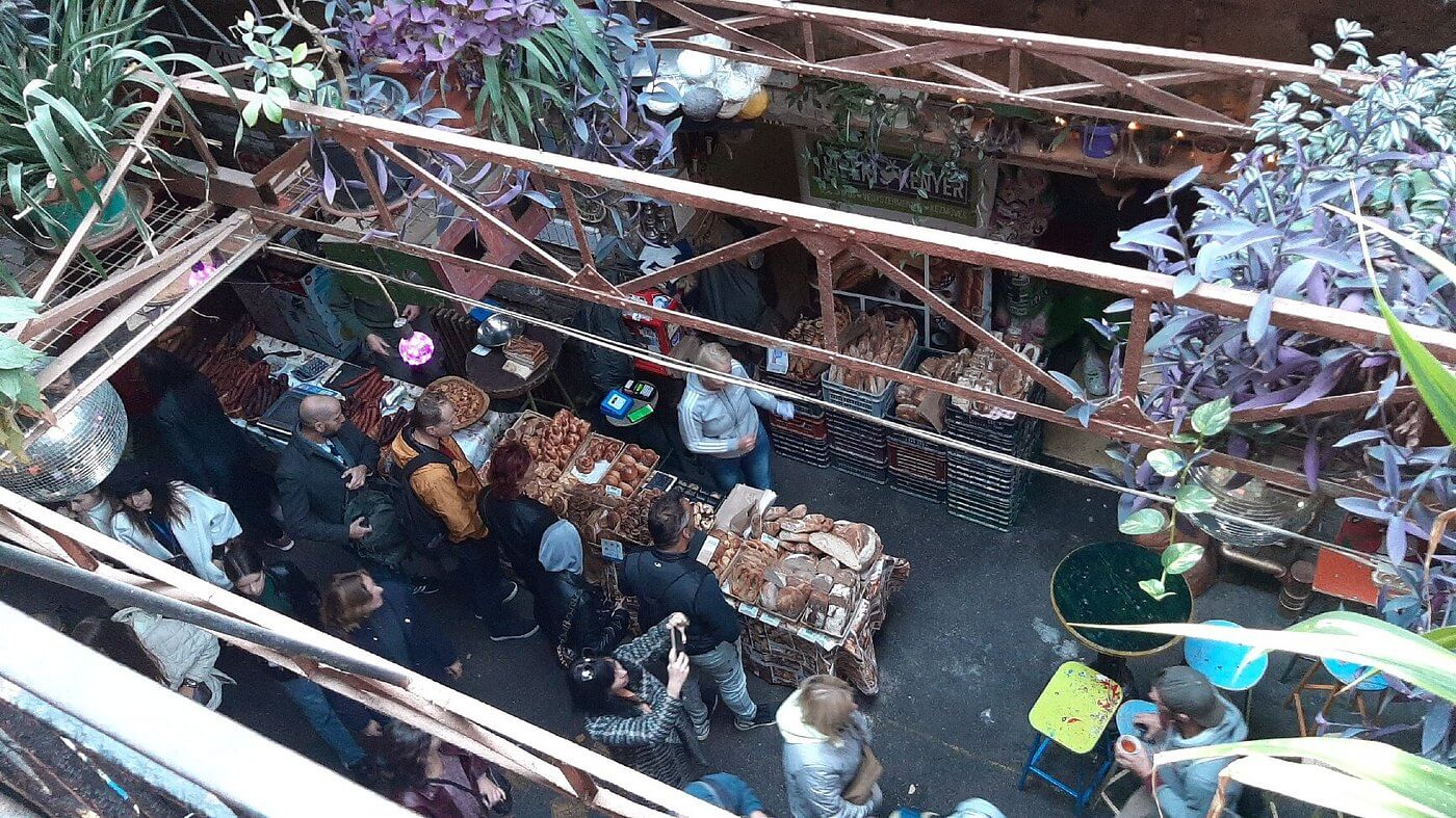 Szimpla sunday farmers market i Budapest